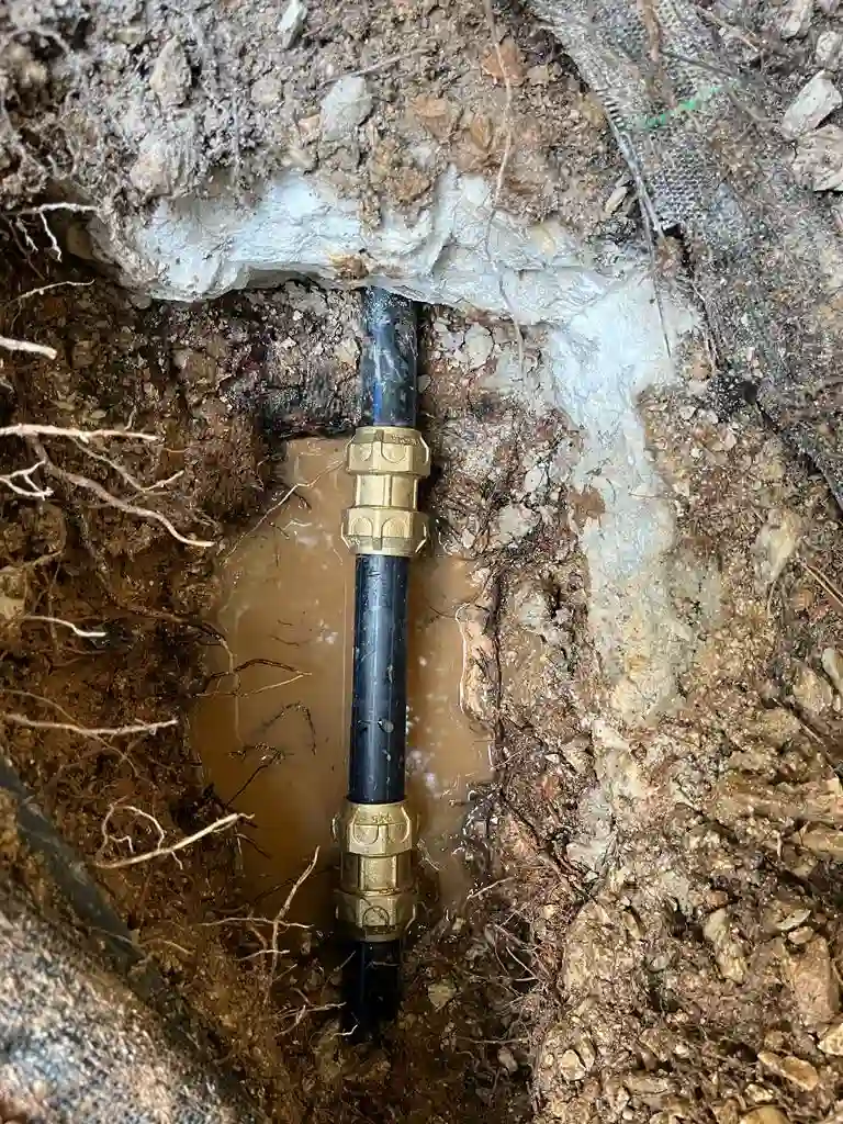 Técnico reparando fuga