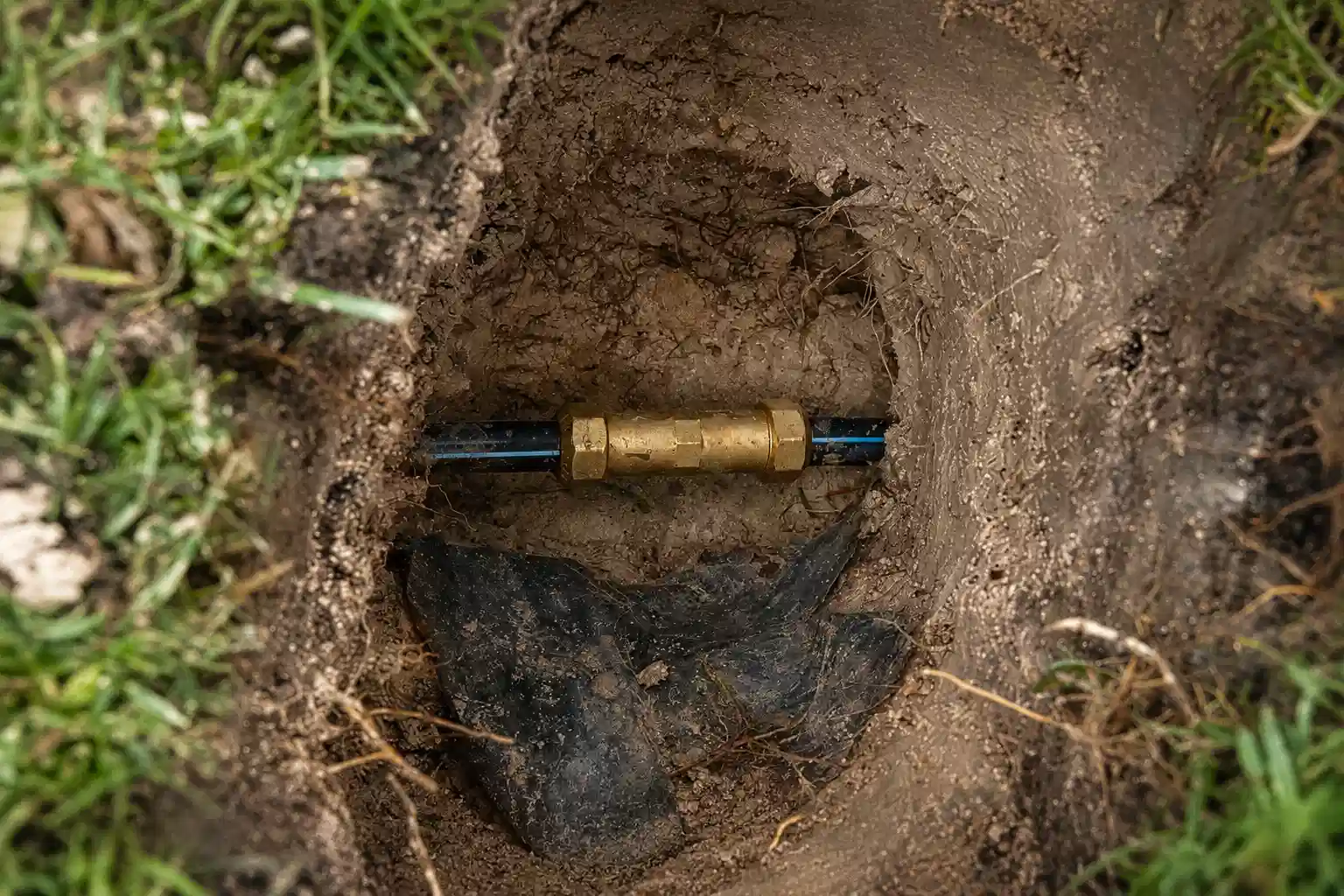 Reparación real de una tubería con fuga de agua